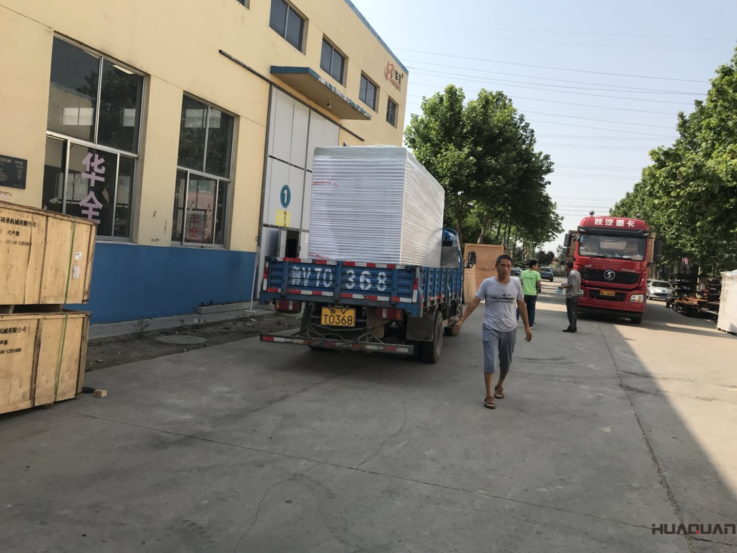 一臺300kw立柜式柴油發電機組于8月13日發往河南