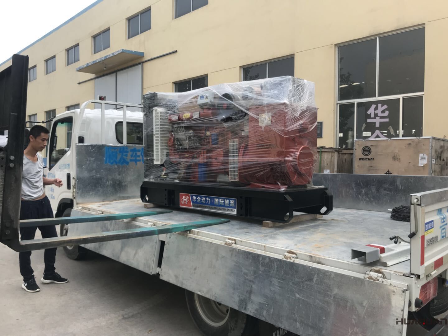 一臺(tái)100kw標(biāo)配柴油發(fā)電機(jī)組于8月18日發(fā)往河北省