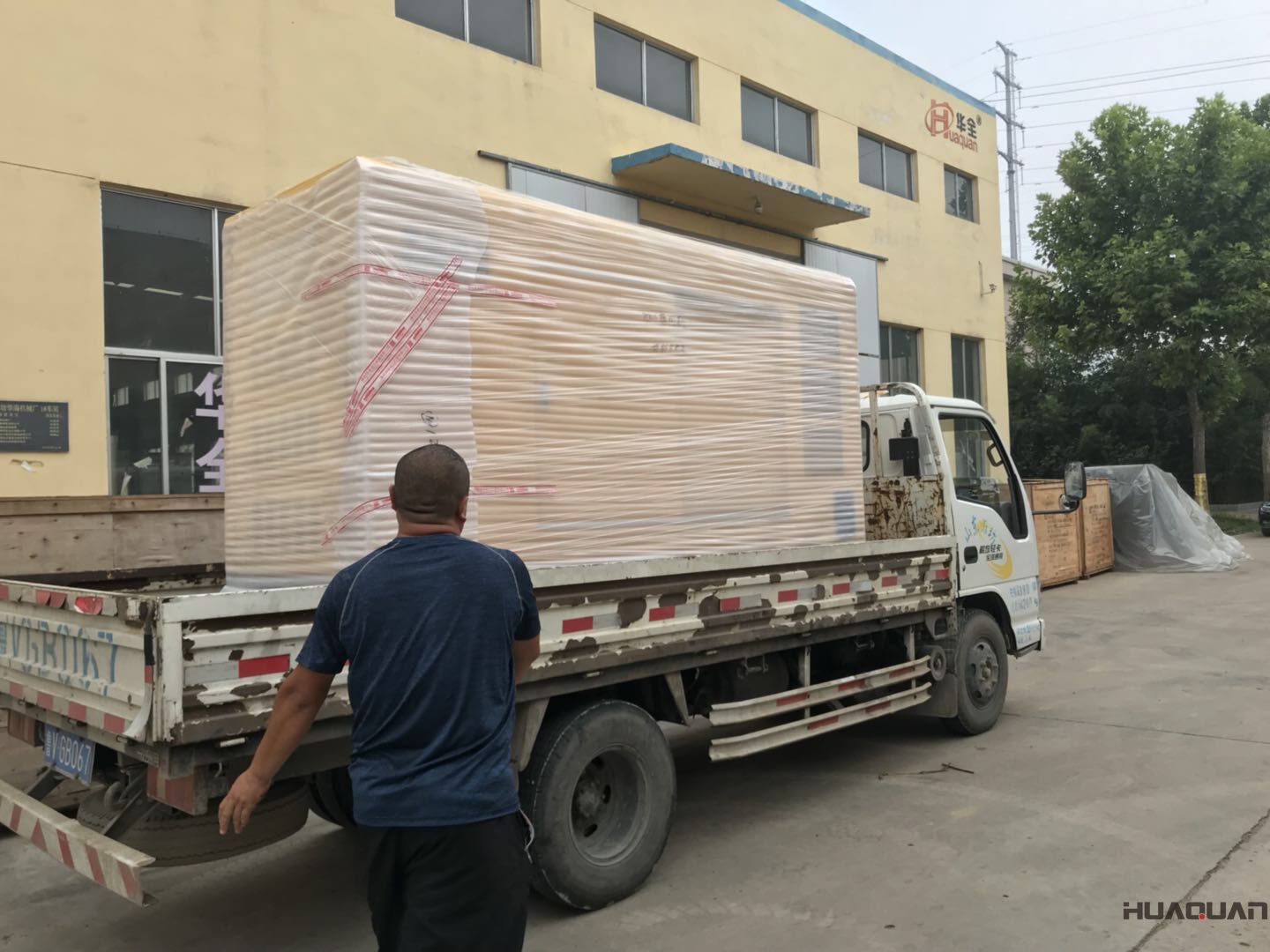 一臺100kw立柜式柴油發電機組8月1日從華全動力順利發往廣東省