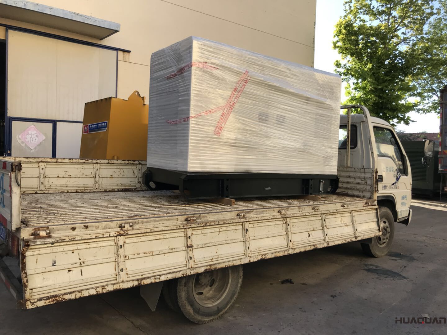 一臺100kw靜音箱型柴油發電機組于9月27日發往海南	