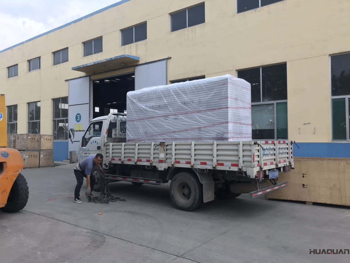 淄博李先生從華全動力訂購的一臺150kw箱式自啟動柴油發(fā)電機組于10月18日成功發(fā)貨