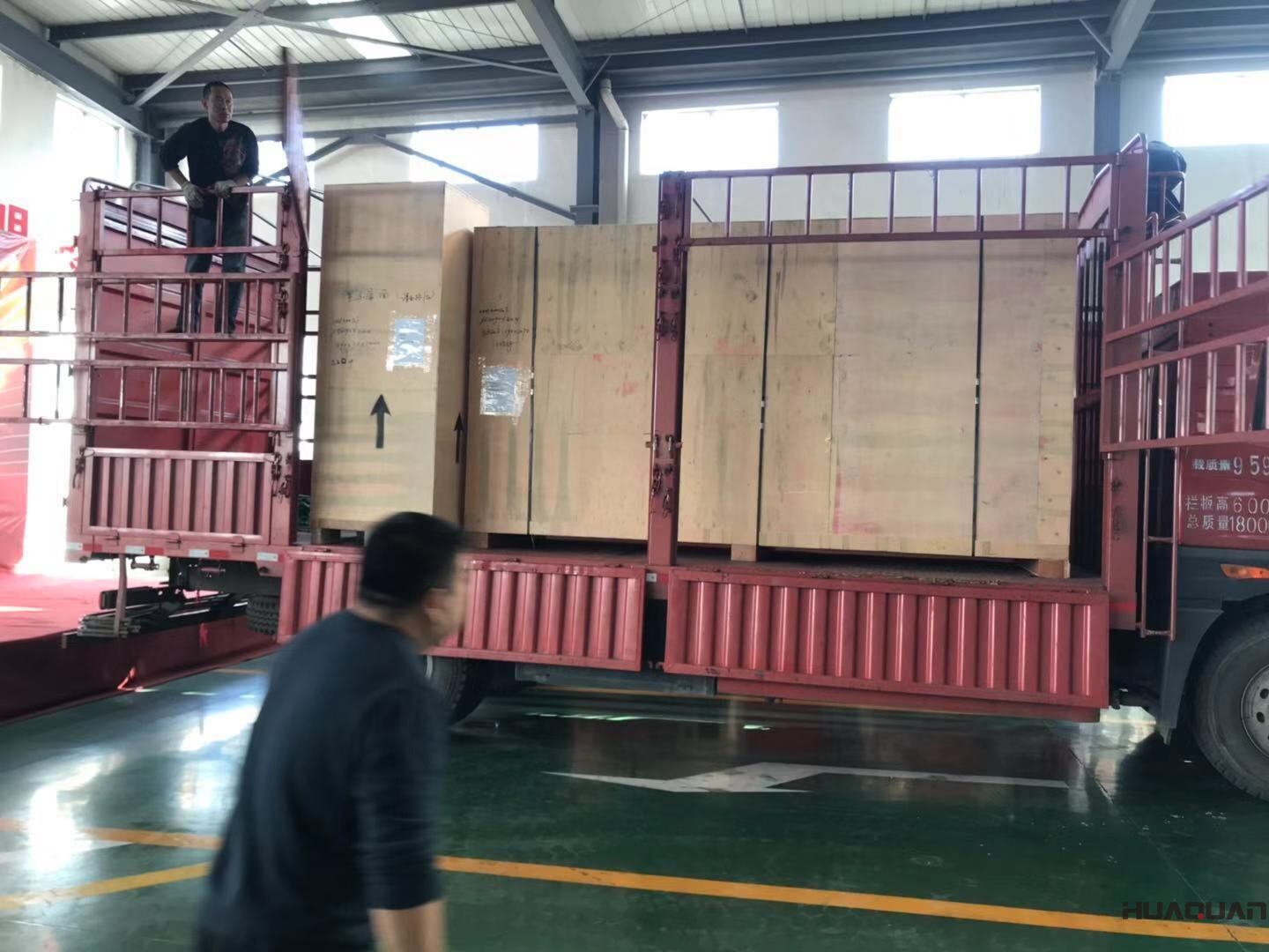 一臺300kw靜音箱柴油發(fā)電機組于10月19日從華全動力順利發(fā)往黃島開發(fā)區(qū)