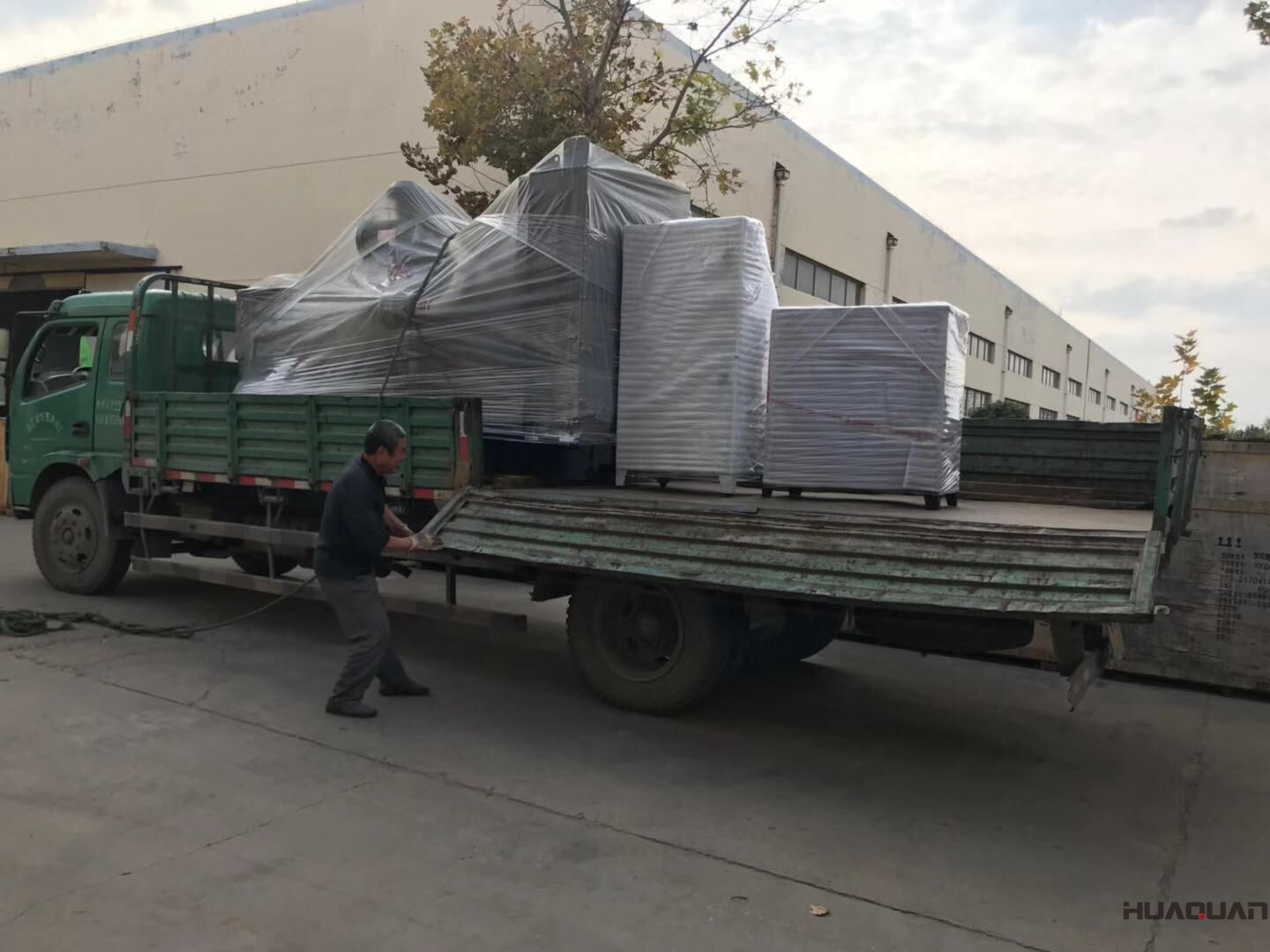 一臺400kw自動化柴油發(fā)電機組于10月31日從華全動力順利出發(fā)，現(xiàn)已成功發(fā)往山東