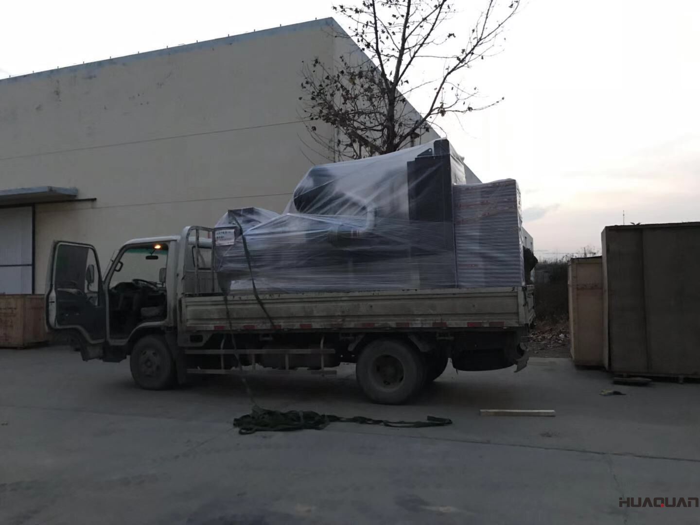 李先生從華全動力訂購的800kw四保護柴油發電機組于11月23日成功發往河北省