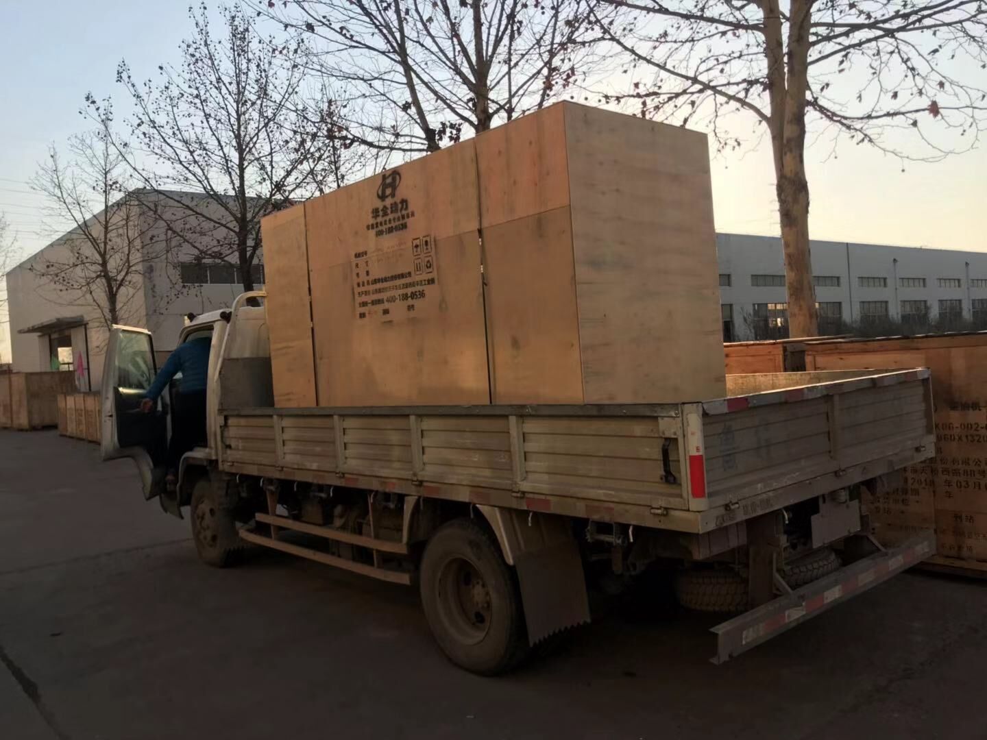  近北方地區(qū)用電量大幅度上升，這不華全動(dòng)力一臺(tái)600kw靜音型柴油發(fā)電機(jī)組已于12月21日順利發(fā)往北京