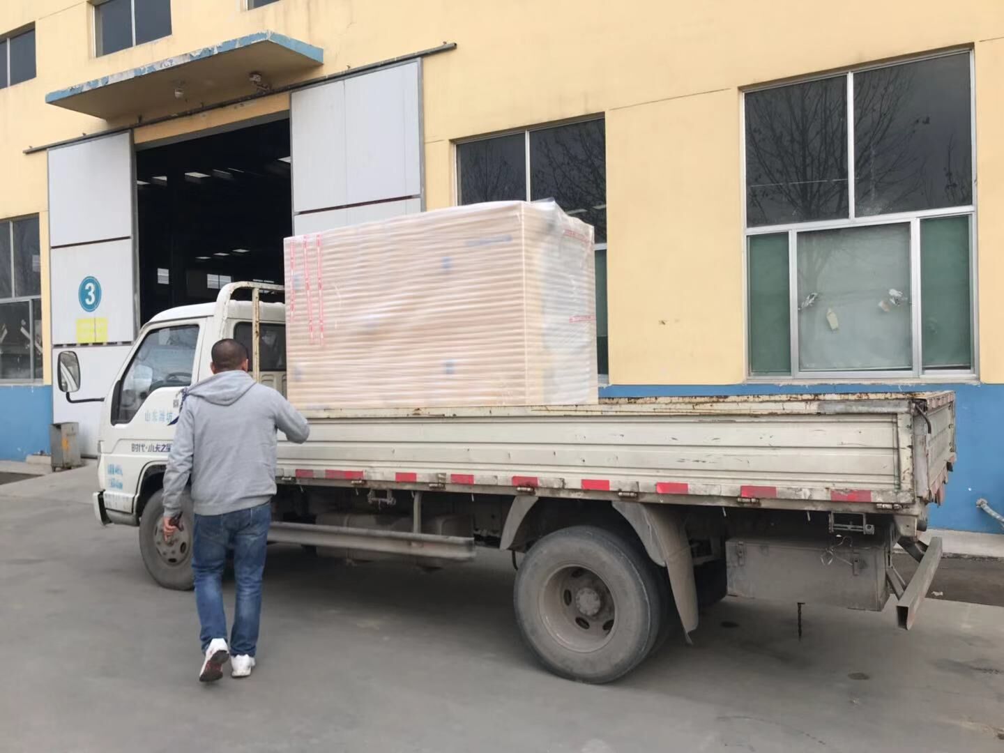 湖北省賀先生從華全動力采購的15kw發電機于12月31日順利發往目的地