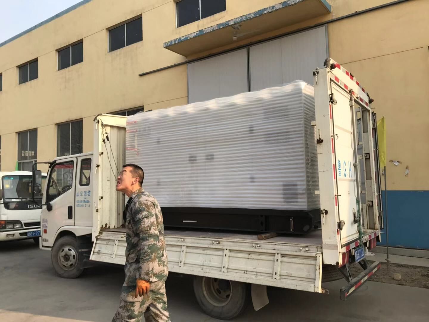 1月7日，謝先生從華全動力采購的150kw四保護柴油發電機組成功發往山東省